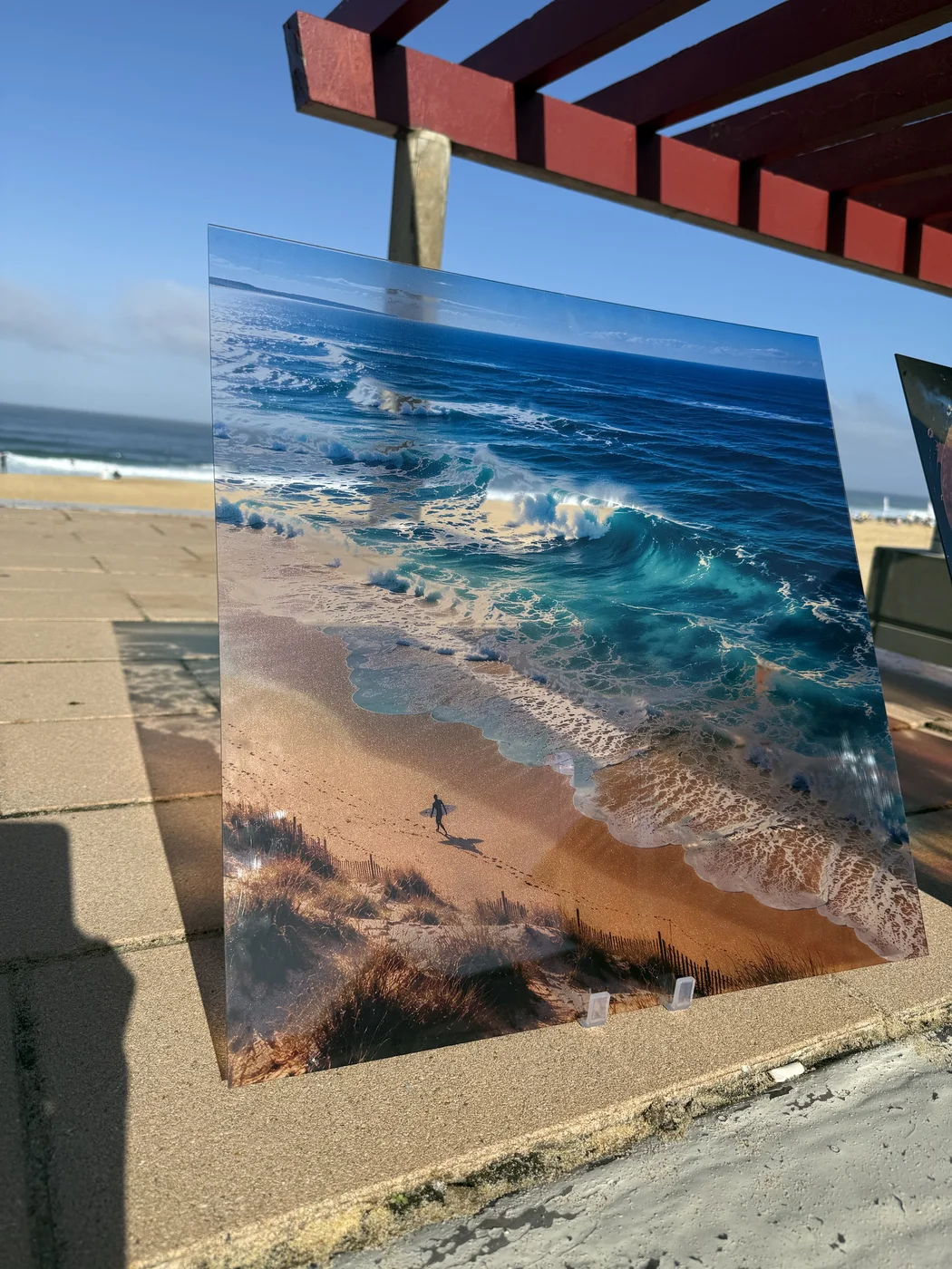 Impression UV sur plexiglas — surfeur marchant sur la plage au coucher du soleil